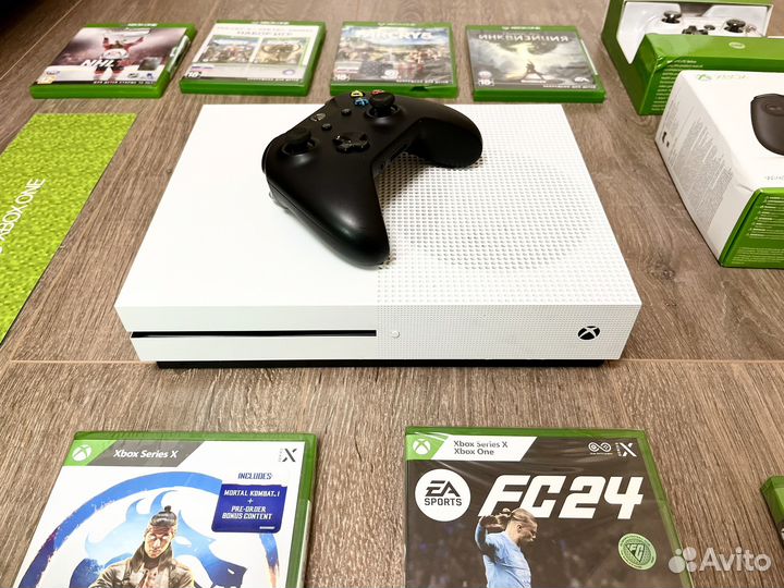 Xbox One S 1tb с 2 геймпадами и 450 игр