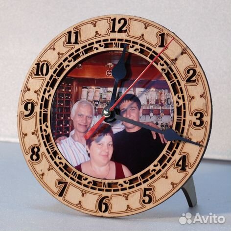 Деревянные часы с изображением