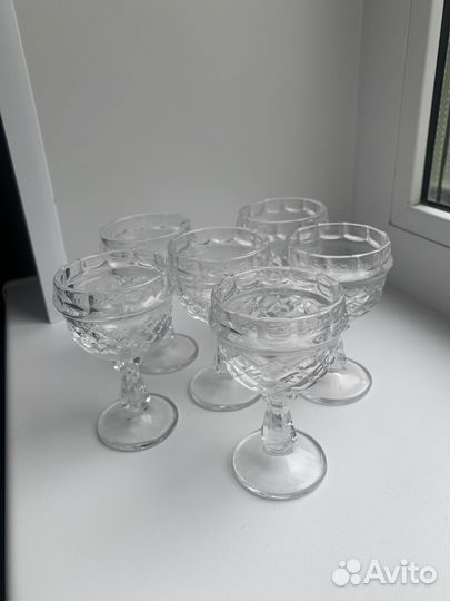 Хрустальные рюмки на ножке