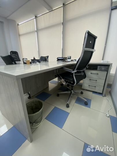 Стол руководителя с брифингом и стулья