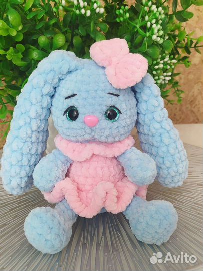 Плюшевый заяц вязаный