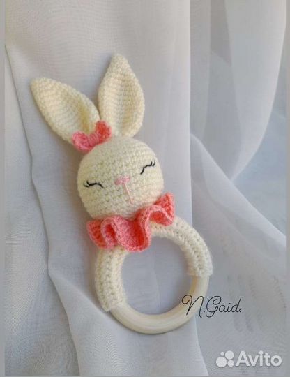 Вязаная погремушка на деревянном кольце