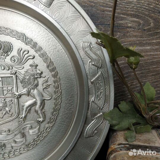 Антиквариат из Европы. Тарелка с гербом, олово