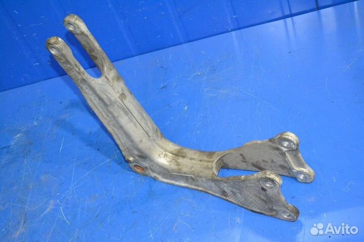 Кронштейн цилиндра подъёма кабины renault trucks P