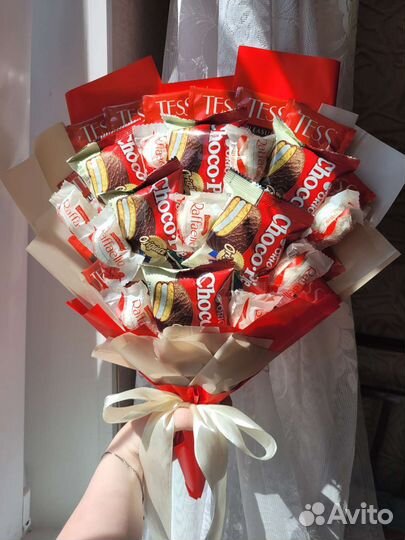 Сладкий букет из конфет и чая