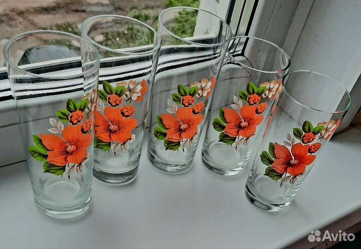 Стаканы,кофейные пары,пепельница,пивная кружка