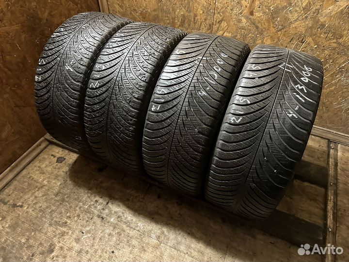 Goodyear Vector 4Seasons Gen-2 215/45 R17 90V