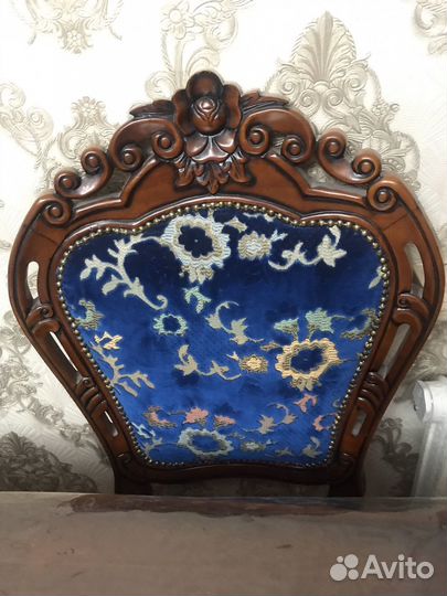 Стол и стулья