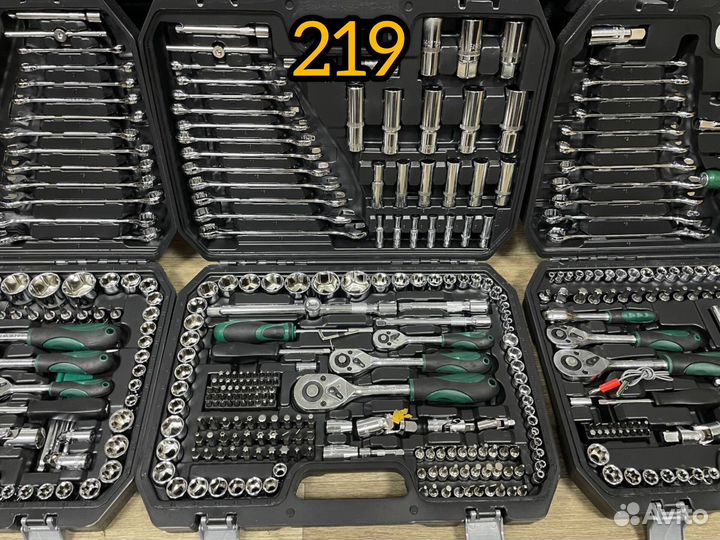 Набор инструментов для авто в чемодане 61/219