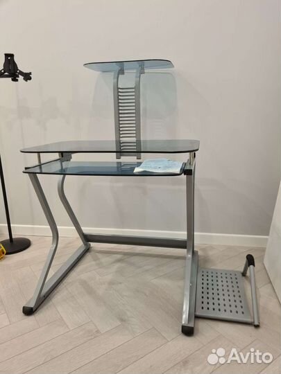 Компьютерный стол стеклянный