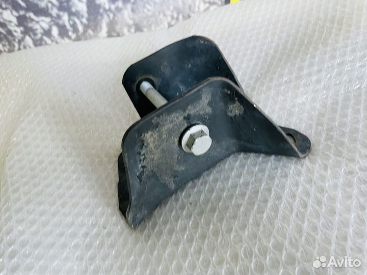 Кронштейн задней балки правый Logan 2 Sandero