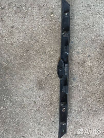 Накладка крышки багажника Ford Focus 2