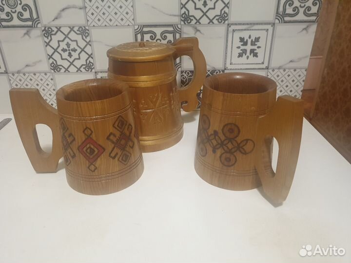 Деревянные кувшин и большая кружка