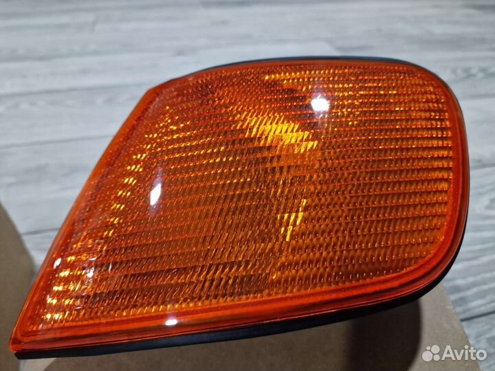 Передние жёлтые поворотники на Audi 100 C4 (45) Кт