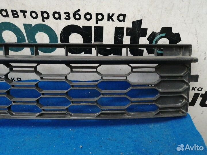 Решетка переднего бампера центр 5JA853677C Skoda