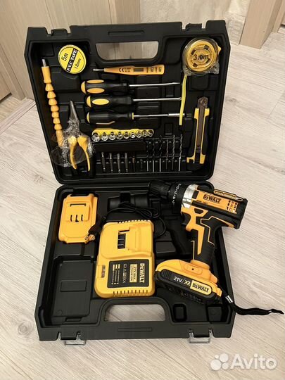 Шуруповерт Dewalt 21v с набором инструментов