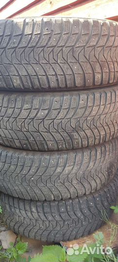 Michelin Defender 215/65 R16