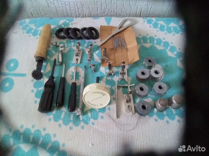 Лапки для швейных машин, нитки, пуговицы, челнок