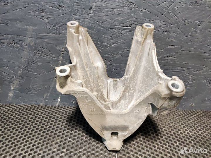 Кронштейн опоры двигателя передний левый Audi A6