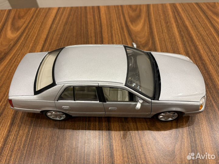 1/18 Maisto Cadillac DeVille 2000