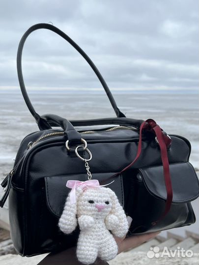 Вязаный брелок зайка