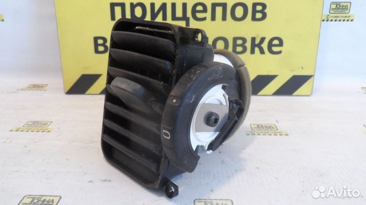 Дефлектор воздушный (вентиляционное отверстие) б/у