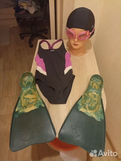 Купальник, очки для плавания, ласты