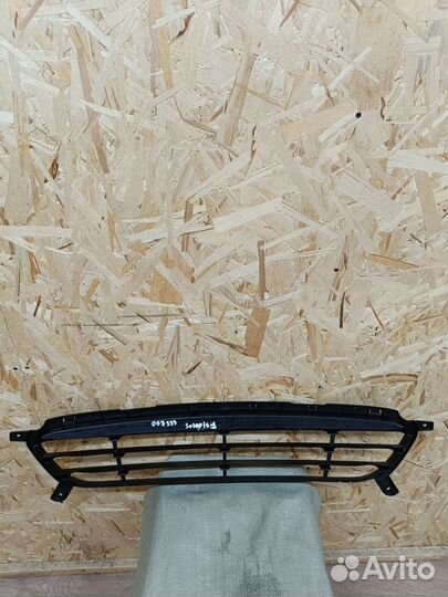 Решетка переднего бампера Hyundai Solaris 1