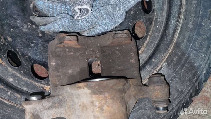 Без скобы.Суппорт hyundai getz передний правый