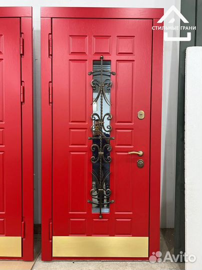 Дверь входная в коттедж уличная со стеклом