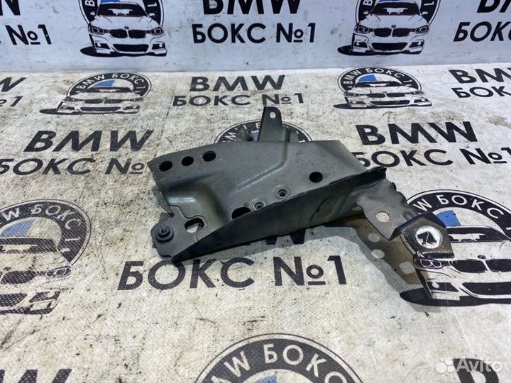 Клык передней панели правый Bmw 3 E90 N52B30 2005