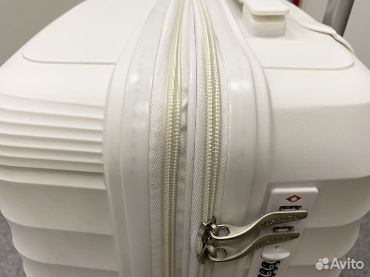 Чемодан средний