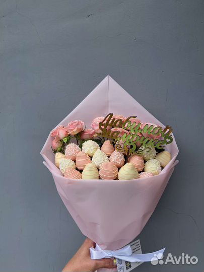 Букет из клубники в шоколаде и кустовых роз