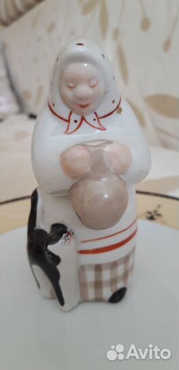 Статуэтка бабушка с котом и крынкой молока