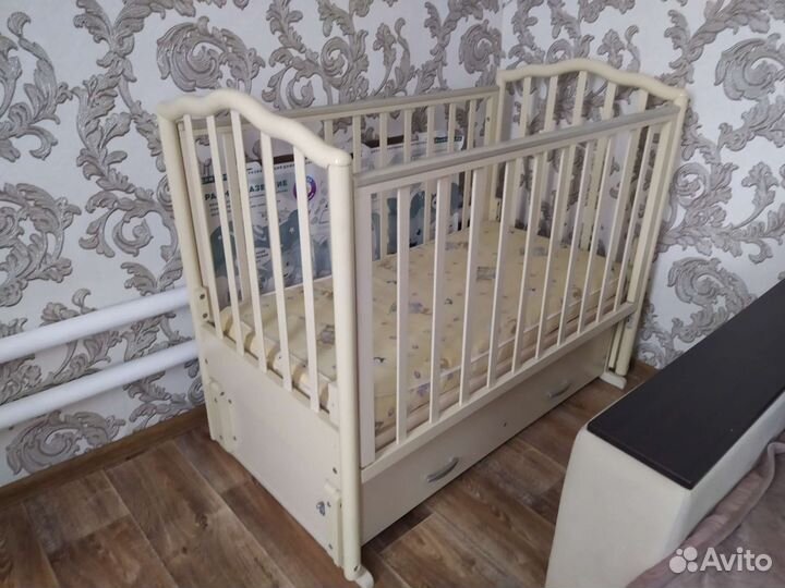 Детская кроватка с продольным маятником