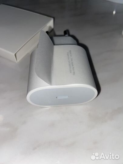 Оригинальный блок питания на iPhone 20W Apple inc