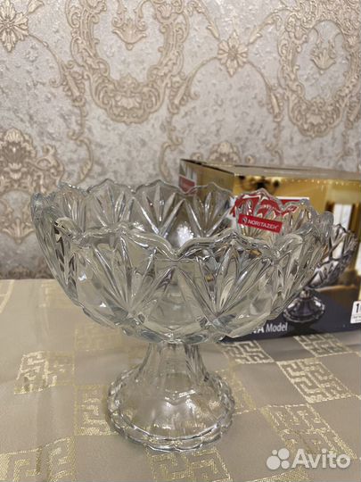 Ваза для фруктов на ножке