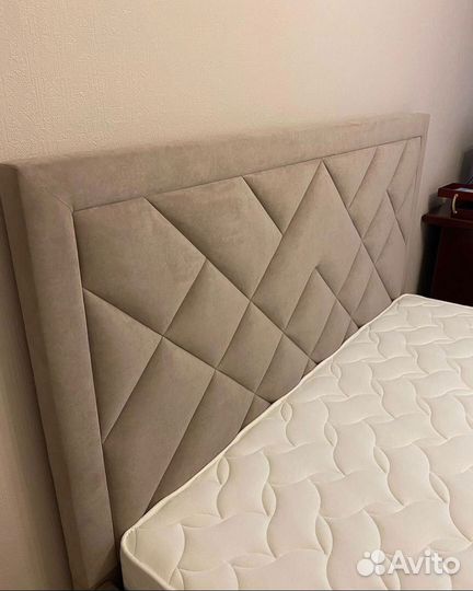 Белая кровать