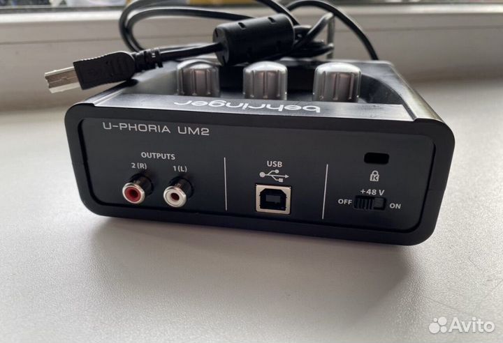 Аудиокарта behringer um2