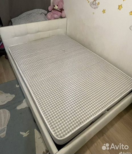 Двуспальная кровать