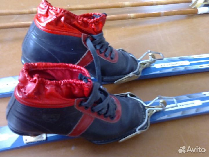 Лыжи детские 160 см, плюс палки и 2 пары ботинок