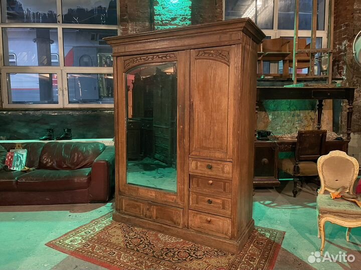Старинный шкаф