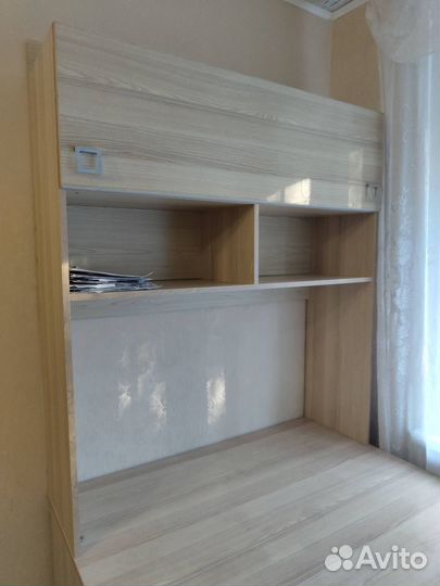 Компьютерный рабочий стол светлый с полкой