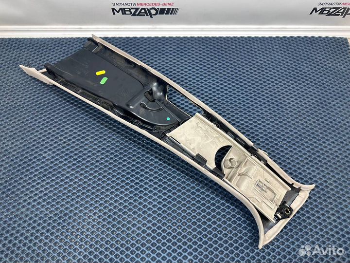 Обшивка правой средней стойки Меrcеdes W222