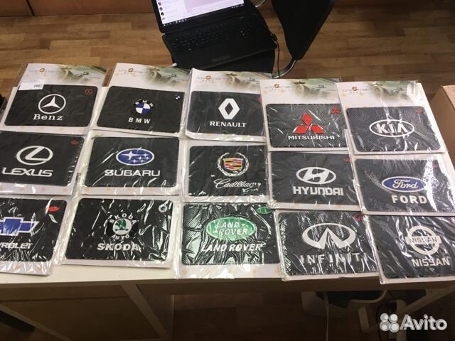 Автодержатель коврик липкий резиновый с логотипом