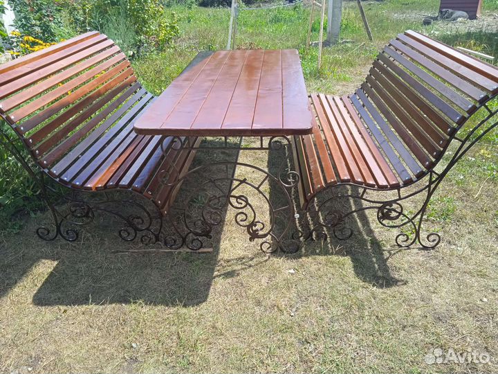 Скамейки и стол