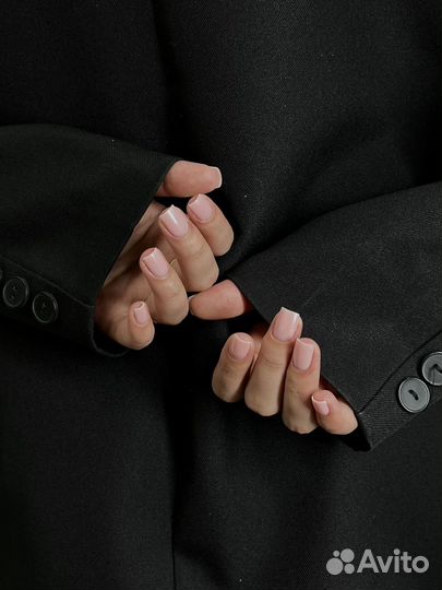 Маникюр педикюр в студии