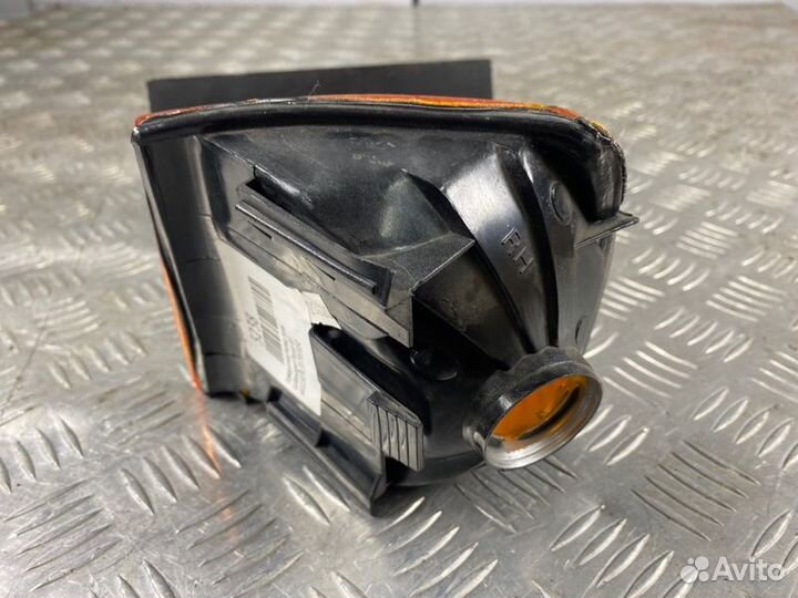 Поворотник передний правый Volkswagen Passat B3