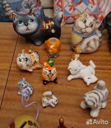 Коллекция фигурок кошек