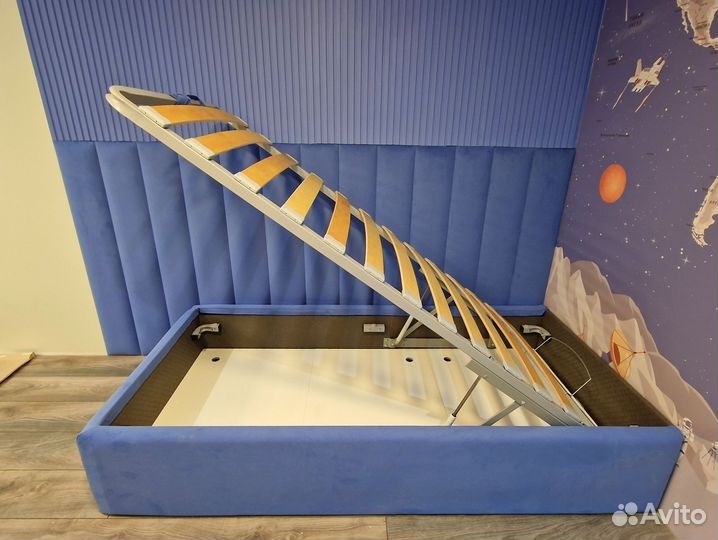 Детская кровать в комплекте с мягкими панелями